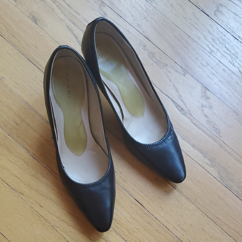 Tahari Black Leather Women's Pumps
